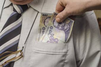 Vádat emeltek egy temesvári sebész ellen, aki jelentős pénzösszegeket fogadhatott el betegeitől vagy azok hozzátartozóitól